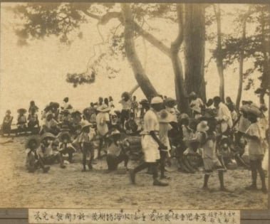 約50名の児童の写真